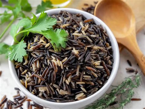 Plato con muestras de diferentes tipos de arroz: blanco, integral, negro, rojo, salvaje