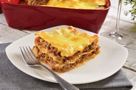 Lasaña recién horneada con salsa boloñesa y bechamel