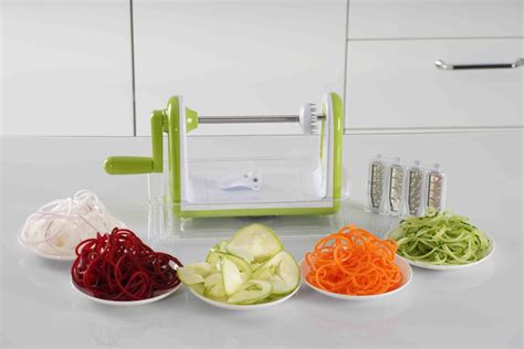 Un espiralizador de verduras con calabacines introducidos, listo para crear espaguetis.