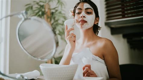 foto de una persona aplicándose una mascarilla natural evitando el área de los ojos para mostrar seguridad en el uso