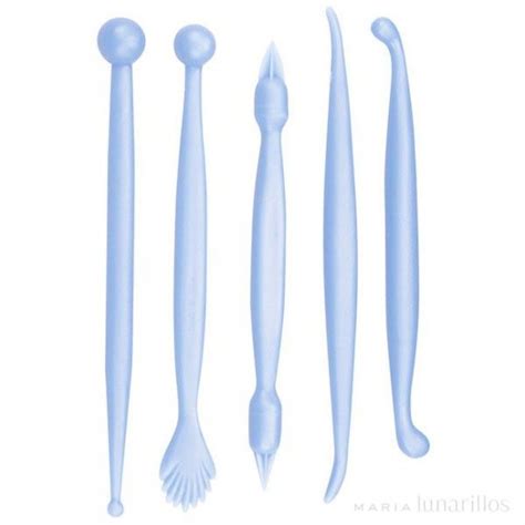 Herramientas básicas para modelar fondant, incluyendo estecas, pincel y agua.