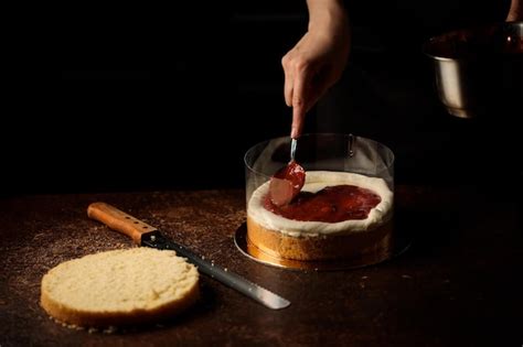 Proceso de montaje de un layer cake, mostrando las capas de bizcocho y buttercream.