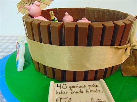 Tarta terminada con cerditos de fondant en un 