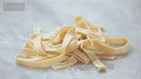 Pasta fresca casera de diferentes colores en un tendedero