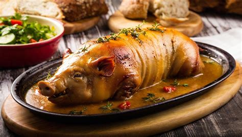 Fotografía de un cochinillo asado y crujiente en un plato