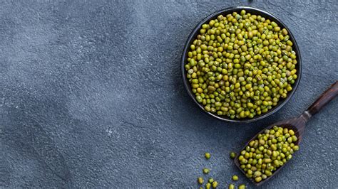Porotos Mung en un cuenco con brotes germinados