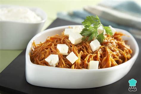 Plato de fideos secos al chipotle decorado con crema y aguacate