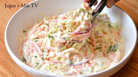 Imagen de una ensalada coleslaw cremosa con repollo y zanahoria