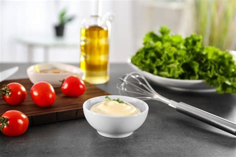 Mayonesa en un tazón con ingredientes