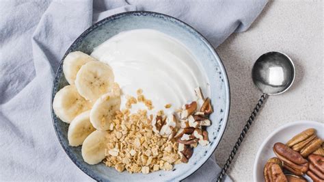 Mix de yogur natural con varios frutos secos, como almendras, nueces y anacardos