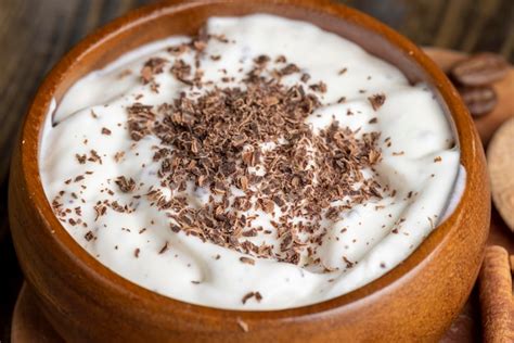 Yogur con trozos de chocolate negro y blanco