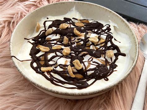 Yogur con un remolino de crema de cacahuete