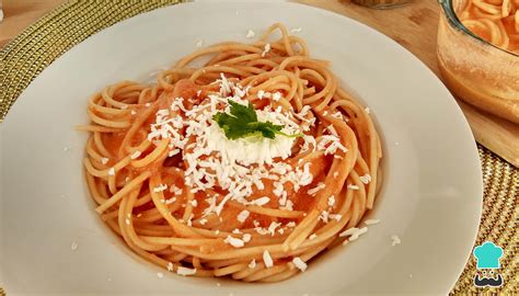 Platillo de espagueti rojo con acompañamientos variados