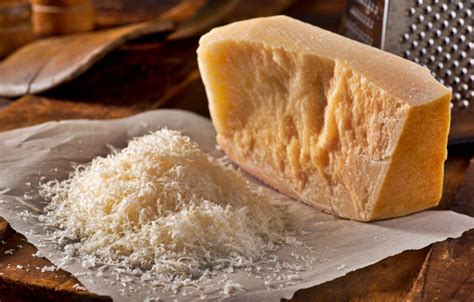 Variedad de quesos rallados y en escamas para pasta