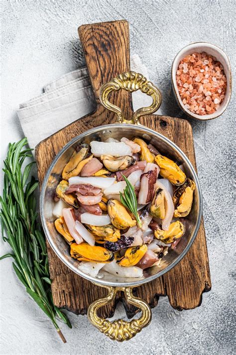 Mariscos frescos variados como camarones, pulpo y mejillones