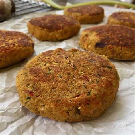 Imagen de los ingredientes principales para hamburguesas veganas: garbanzos, zanahorias, especias