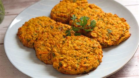 Infografía mostrando los pasos para hacer hamburguesas veganas de garbanzos y zanahoria