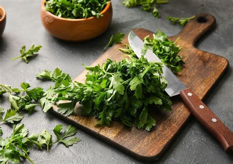 perejil fresco y menta para combatir el mal aliento