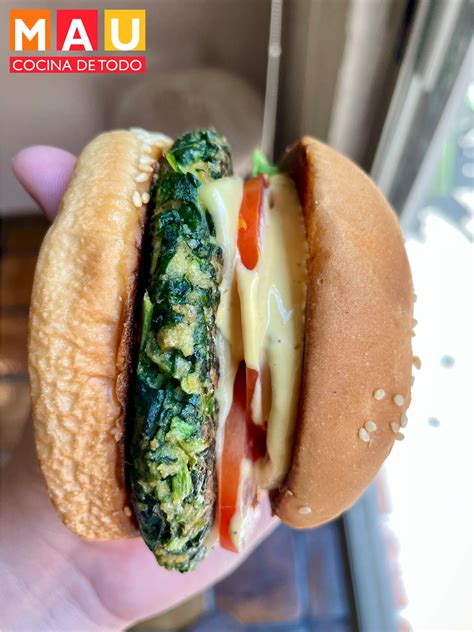 Foto de hamburguesas de espinacas cocidas y listas para servir