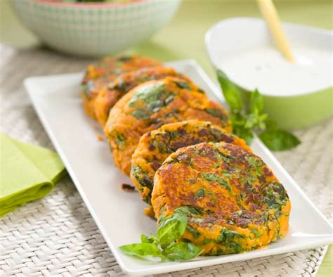 Foto de hamburguesas vegetarianas de espinacas y batata antes de cocinar
