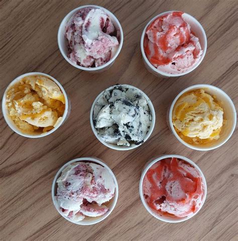 Detalle de una selección de helados artesanales de Heladerías Cassata, mostrando variedad de colores y texturas.