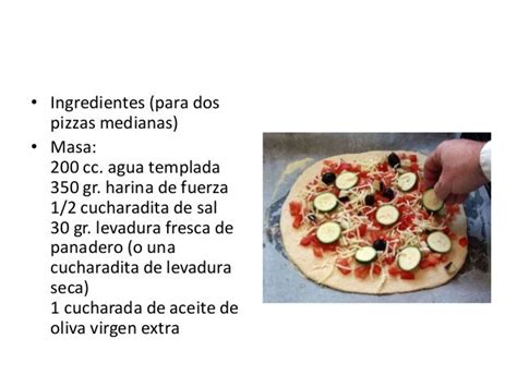 Disposición de los ingredientes separados para una pizza: harina, agua, levadura, sal, aceite, salsa de tomate, mozzarella, jamón y orégano
