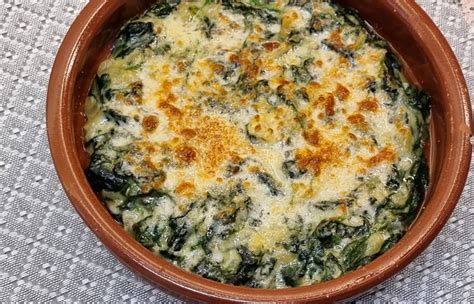 Plato de espinacas a la crema cremosas con queso gratinado