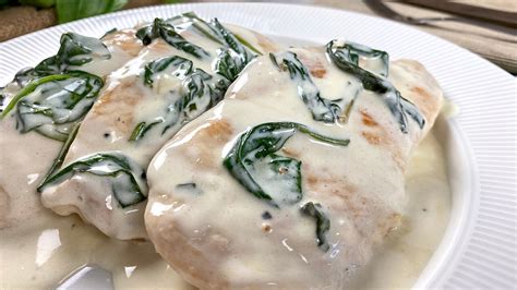 Plato principal de carne o pollo con espinacas a la crema como guarnición