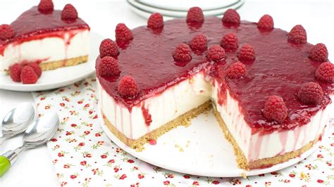 tarta de yogur griego con frambuesas y jalea, vista en corte