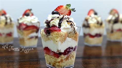 Infografía sobre cómo montar un postre en vasito: capas de galleta, crema y fruta
