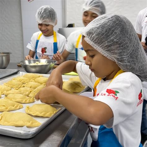 Foto de niños divirtiéndose preparando empanadas en la cocina