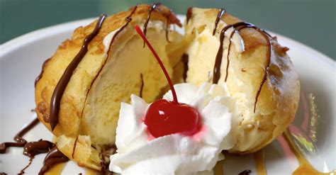 Esquema visual que muestra las capas del helado frito: núcleo de helado, capa aislante de bizcocho o pan, y cobertura crujiente de tempura o cereal.