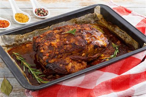 Paleta de cerdo asada al horno con salsa