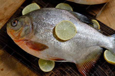 Imagen de una palometa fresca en filetes listos para rebozar
