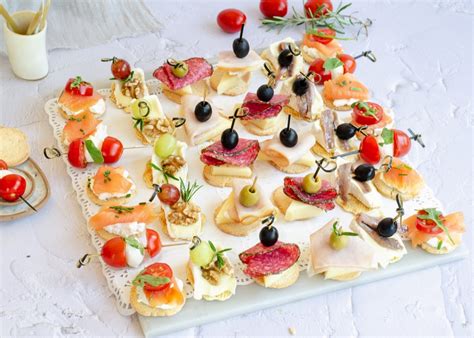 Mesa con variedad de dips, panes y canapés sencillos para una fiesta de cumpleaños