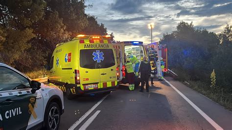 Fotografía de un accidente de tráfico nocturno en una carretera con vehículos de emergencia y señalización