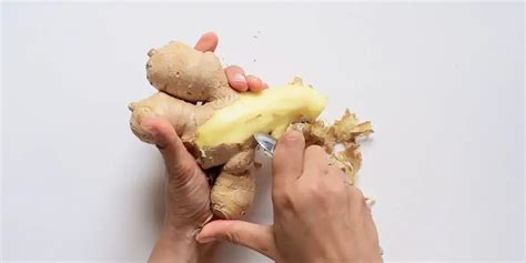 Imagen ilustrando el método de pelar jengibre con una cuchara.