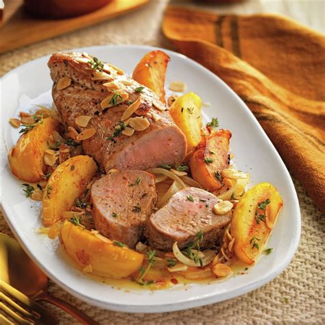 Plato de solomillo de cerdo bien cocinado con guarnición