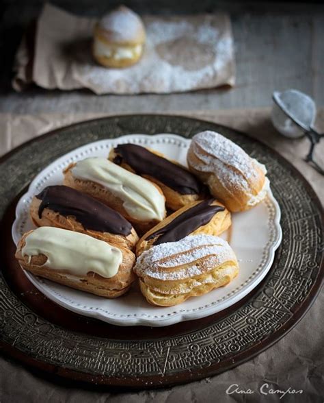 Foto temática de una bandeja de profiteroles y eclairs