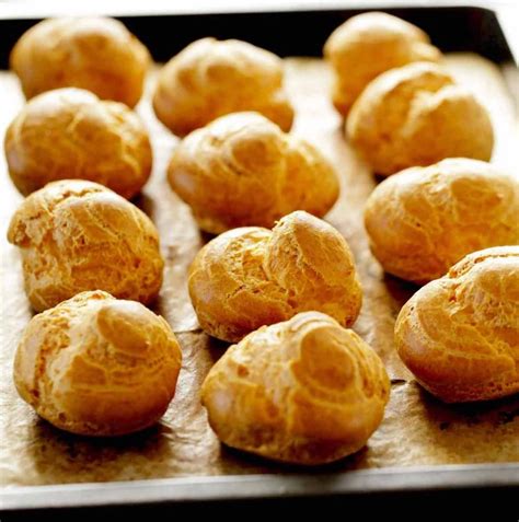 Masa choux con la consistencia adecuada, lista para manguear