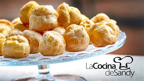 Variedad de postres de masa choux rellenos
