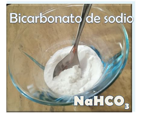 Primer plano de una pequeña cantidad de pasta de bicarbonato de sodio aplicada suavemente sobre un área de piel irritada.
