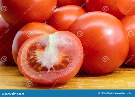 Tomates frescos y maduros listos para asar