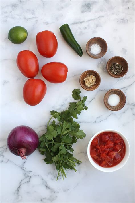 Ingredientes frescos para una salsa casera de tomates asados