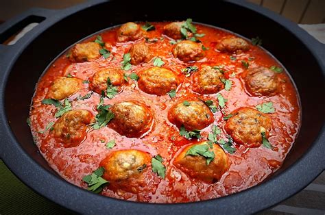 Albóndigas de pescado recién hechas en salsa de tomate