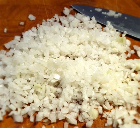 Cebolla picada en sartén, proceso inicial para el pino