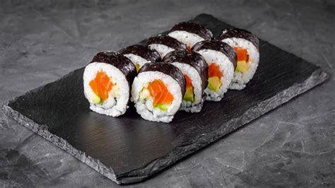 Esquema de las técnicas de montaje: Maki tradicional vs. Uramaki invertido
