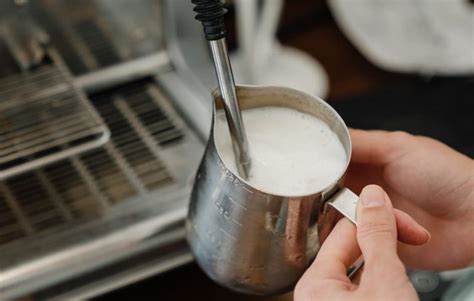 Secuencia de pasos para espumar leche con botella y microondas