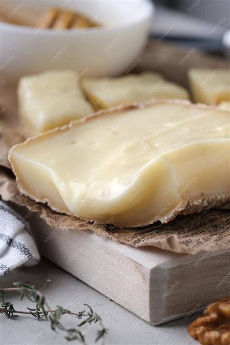 Primer plano de queso geitenkaas holandés con textura suave