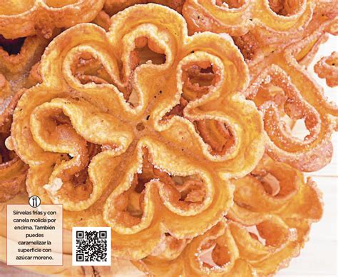 Foto de flores fritas recién hechas y doradas, espolvoreadas con azúcar